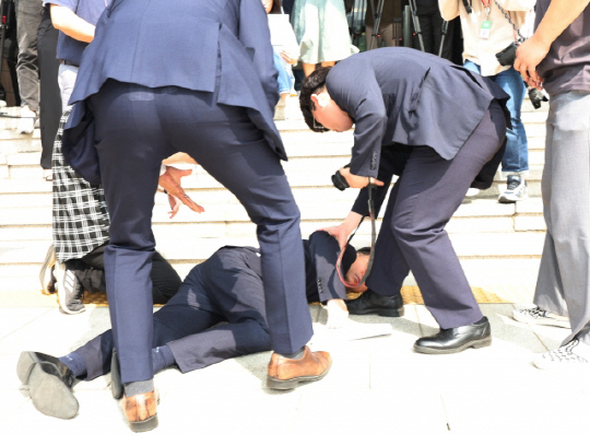 장경태 더불어민주당 최고위원이 14일 오전 과천 방송통신위원회를 항의 방문, 함께 온 조승래 의원이 성명서를 읽던 중 쓰러졌다. <연합뉴스>
